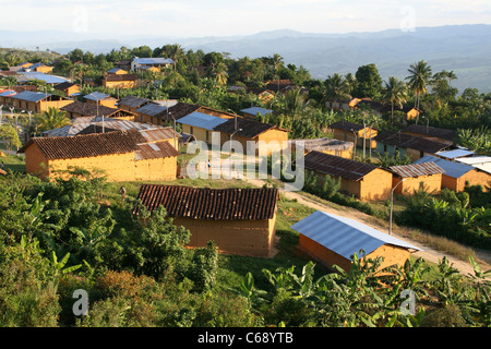 Aperçu du village traditionnel et ses maisons en pisé jaune distinct. San Martin, le Pérou, Amérique du Sud Banque D'Images