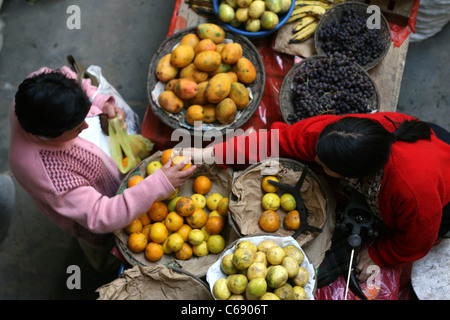 Étal de fruits au marché central. Banque D'Images