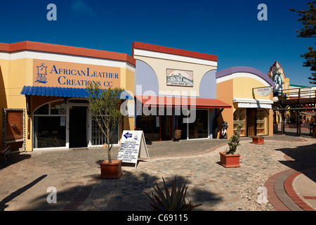 Bâtiment historique coloré de période coloniale allemande en zone piétonne, Swakopmund, Namibie, Afrique Banque D'Images