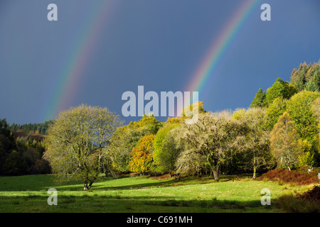 Double arc-en-ciel sur un très mauvais jour d'automne en Ecosse. Banque D'Images