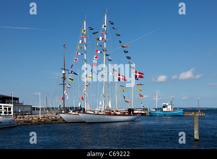 Les deux navires de formation (le Svanen Swan) et de la marine danoise Thyra sur la traditionnelle visite au port où acheter au Danemark Banque D'Images