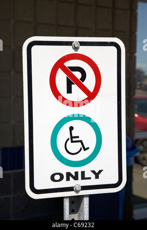 Pas de restriction de stationnement panneaux de signalisation mobilité parking only Saskatoon Saskatchewan Canada Banque D'Images