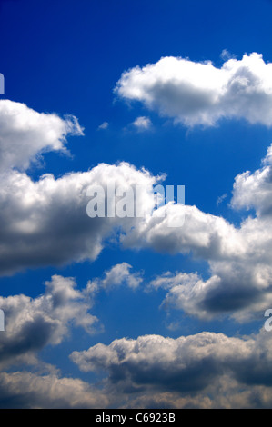 nuages dans le ciel Banque D'Images