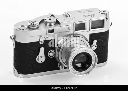 Classic 35mm Leica M3 Appareil photo télémétrique avec 50mm Elmar Lens 1950 Design moderniste Icon noir et blanc Banque D'Images