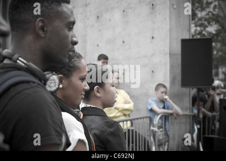 Les badauds, les gens qui suivent le mouvement mixte dance performance,à la Manchester plate-forme Xtrax 4 cas sur les jardins de Piccadilly Banque D'Images