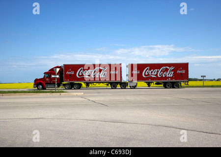 Camion de livraison de coca-cola qui voyagent le long de la route sur l'autoroute Trans Canada 1 Headingley Manitoba Canada Banque D'Images