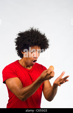 Guy traitant avec une pomme de terre chaude, un concept Banque D'Images
