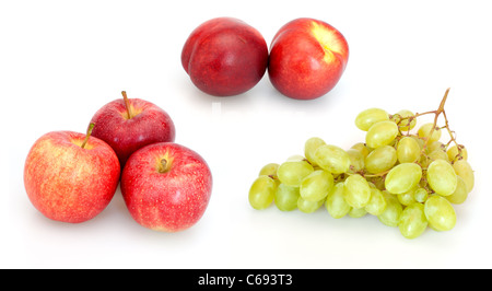 Fruits - Pommes, nectarines et grappe de raisins sur fond blanc avec des ombres Banque D'Images