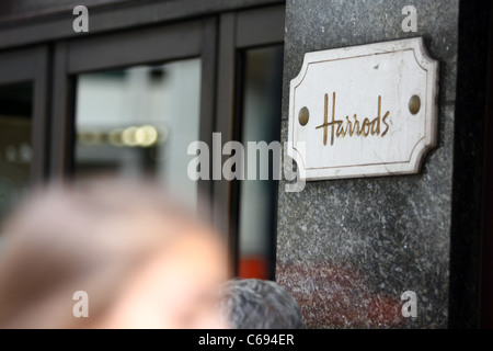 Un Harrods situées sur l'avant de son magasin de Knightsbridge à une tête de discussion en passant par Banque D'Images