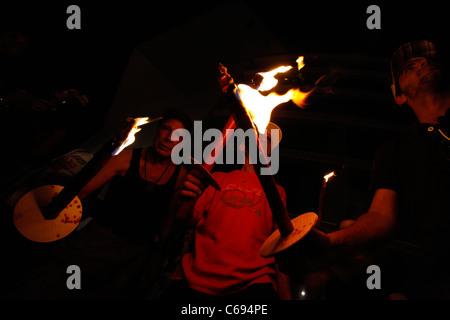 Les manifestants prennent part à une marche au flambeau contre la hausse des prix de l'immobilier dans le pays. Centre ville de tel Aviv Israël. La manifestation de justice sociale, également appelée manifestation de Tents, était une série de manifestations en Israël à partir de juillet 2011 impliquant des centaines de milliers de manifestants issus d'une variété socio-économique s'opposant à la hausse continue du coût de la vie, en particulier du logement. Banque D'Images