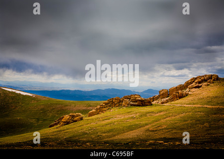 Paysage avec des nuages de pluie sur une vallée formant Banque D'Images