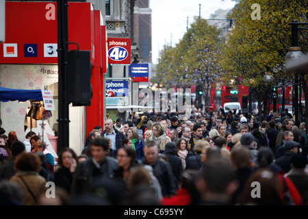 Londres - le 11 décembre : la célèbre Oxford Street pack avec les touristes et les habitants font leurs achats de Noël de dernière minute. Banque D'Images