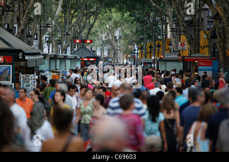 Barcelone - 12 juillet : La rue de La Rambla est très animée avec des foules de touristes et les locaux pendant les heures de pointe le 12 juillet 2010. Banque D'Images