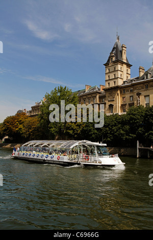 Un bateau de tourisme sur la Seine traverse l'Île de la Cité, Paris, France Banque D'Images