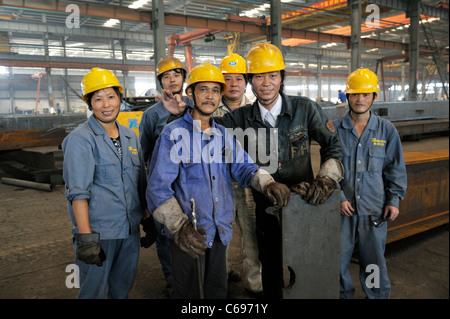 Hangzhou, Province de Zhejiang, Chine. Les métallurgistes de hangar de fabrication de l'acier de construction géant Triumpher