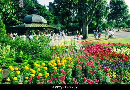 Harrogate, North Yorkshire, Angleterre. La période Victorienne Valley Gardens et pavilion café dans la ville thermale d'Harrogate Banque D'Images