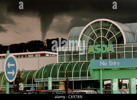 Une torsadeur se profile au loin derrière la branche Hollingbury d'Asda, près de Brighton, dans l'est du Sussex. Banque D'Images