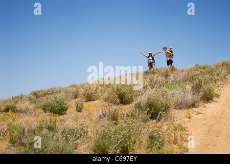Maman heureux au sommet d'une colline, father carrying son piggy back Banque D'Images