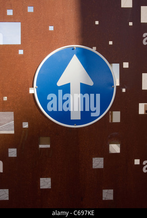 Porte métallique à l'entrée d'une propriété avec le développement de la signalisation obligatoire de l'avant uniquement Banque D'Images