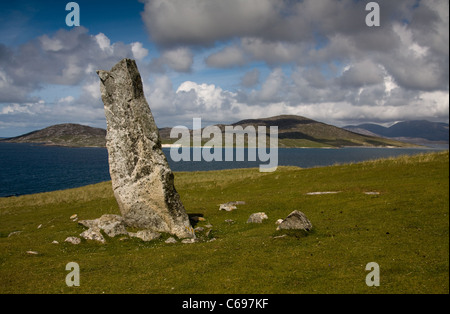 MacLeod's Stone à Nisabost, à l'égard de l'île de Taransay, Harris, les Hébrides, Ecosse Banque D'Images