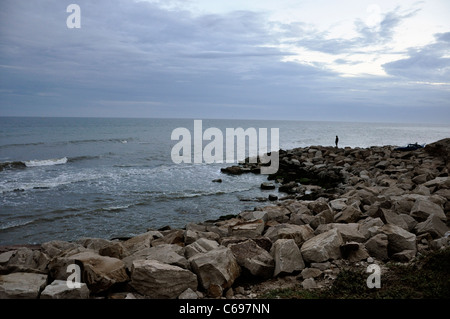 Coucher du soleil sur la mer avec les hommes de l'eau bleu quai Fisherman nuageux paysage Nature papier peint seul triste rêve côte plage Banque D'Images