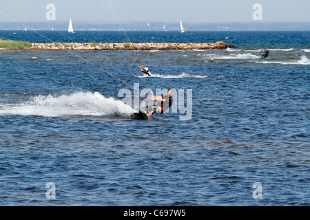 Kitesurfers à Nivå Bay près de Nivå Marina sur un jour d'été venteuse. Le son, le Danemark Le Danemark. La Suède dans le fond. Banque D'Images