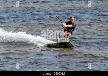 Kitesurfer à Nivå Windy Bay sur une journée d'été, le son, le Danemark Banque D'Images