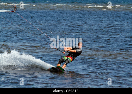 Kitesurfer à Nivå Windy Bay sur une journée d'été, le son, le Danemark Banque D'Images