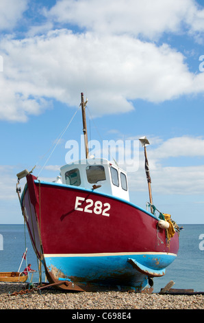 La plage à Beer, Devon, Angleterre avec des bateaux de pêche, des casiers à crabe et d'autres équipements. Certains bateaux offrent des excursions de pêche du maquereau. Banque D'Images