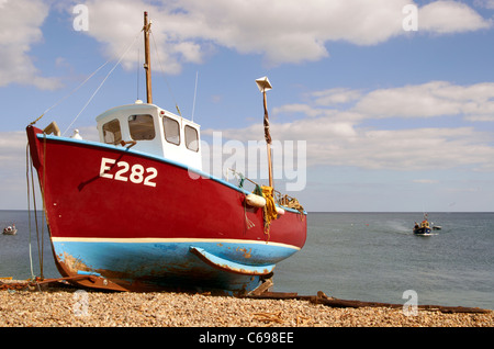 La plage à Beer, Devon, Angleterre avec des bateaux de pêche, des casiers à crabe et d'autres équipements. Certains bateaux offrent des excursions de pêche du maquereau. Banque D'Images