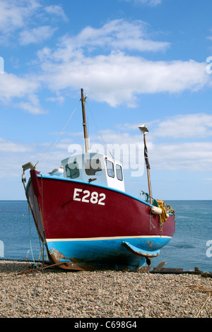 La plage à Beer, Devon, Angleterre avec des bateaux de pêche, des casiers à crabe et d'autres équipements. Certains bateaux offrent des excursions de pêche du maquereau. Banque D'Images