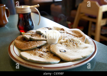 Assiette de crêpes aux bleuets frais de beurre fouetté et le sirop dans un café au canada Banque D'Images