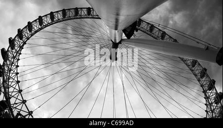 BA London Eye, la roue du millénaire, vu en noir et blanc sur les bords de la rivière Thames, London, UK Banque D'Images