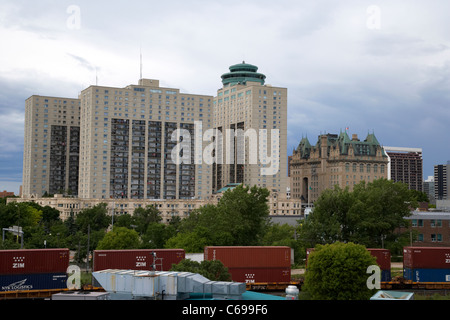 Vue de l'hôtel Fort Garry et les immeubles à appartements centre à partir de la Fourche Winnipeg Manitoba Canada Banque D'Images