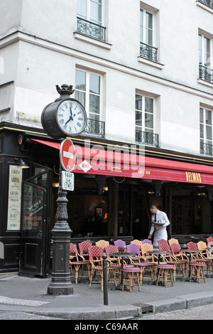 Une offre d'effacement des tables à une chaussée calme cafe à Paris, France Banque D'Images