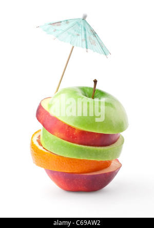 Couches de pommes et oranges sous égide isolé sur fond blanc Banque D'Images