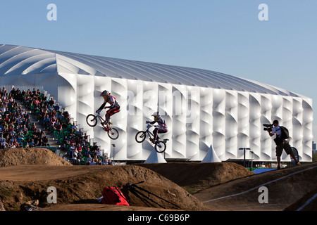 Tory NYHAUG (n°49) du Canada (à gauche), Joshua MEYERS (no61) des États-Unis (à droite) l'air à l'UCI BMX Supercross World Cup 2011 partie de la série de Londres se prépare pour les Jeux Olympiques de 2012. Banque D'Images