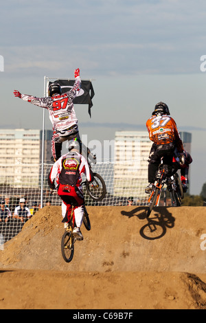 Khalen YOUNG (no97) de l'Australie de tomber de son vélo, David GRAF (no48) de la Suisse, Jelle van GORKOM (no37) des Pays-Bas, de l'UCI BMX Supercross World Cup 2011 partie de la série de Londres se prépare pour les Jeux Olympiques de 2012. Banque D'Images