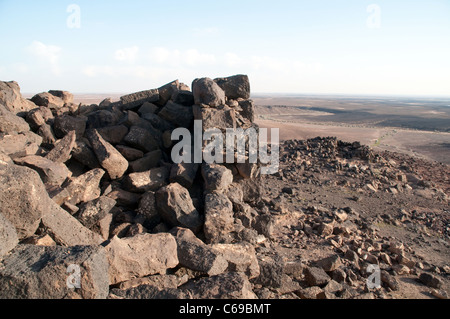 Vue sur Qasr Usaykhim, une forteresse en pierre de basalte nabadéenne et romaine datant du 3ème siècle avant Jésus-Christ, dans la région du désert oriental de Badia en Jordanie. Banque D'Images