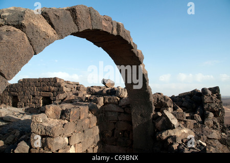 Vue sur Qasr Usaykhim, une forteresse en pierre de basalte nabadéenne et romaine datant du 3ème siècle avant Jésus-Christ, dans la région du désert oriental de Badia en Jordanie. Banque D'Images