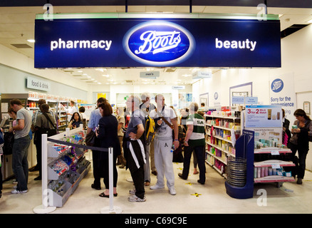 Bottes bottes store ; pharmacie, terminal 3, aéroport de Heathrow London UK Banque D'Images