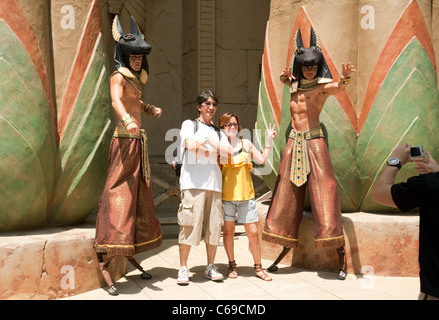 Les touristes posent avec des modèles costumés dans 'La momie' salon, Universal Studios l'île de Sentosa Singapore Banque D'Images