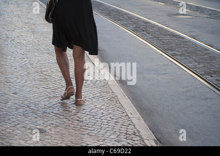 Femme marche dans la chaussée de Lisbonne, Portugal Banque D'Images