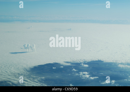 Vue aérienne de la centrale nucléaire de Cattenom-fumées sortant de terre plantes Stratus (St) Couche de nuages en hiver, Moselle, France Banque D'Images