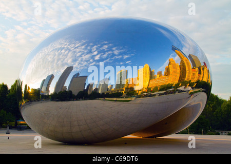 Matin libre de la Cloud Gate de Chicago avec la réflexion de l'horizon d'or. Banque D'Images