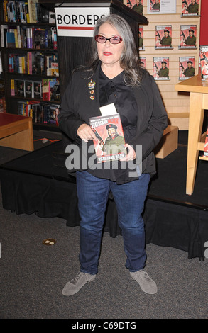 Roseanne Barr à l'apparence en magasin pour ROSEANNEARCHY Livre Signature avec Roseanne Barr, Borders Book Store - Columbus Circle, New York, NY Le 6 janvier 2011. Photo par : Kristin Callahan/Everett Collection Banque D'Images