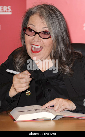 Roseanne Barr à l'apparence en magasin pour ROSEANNEARCHY Livre Signature avec Roseanne Barr, Borders Book Store - Columbus Circle, New York, NY Le 6 janvier 2011. Photo par : Kristin Callahan/Everett Collection Banque D'Images