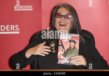 Roseanne Barr à l'apparence en magasin pour ROSEANNEARCHY Livre Signature avec Roseanne Barr, Borders Book Store - Columbus Circle, New York, NY Le 6 janvier 2011. Photo par : Kristin Callahan/Everett Collection Banque D'Images