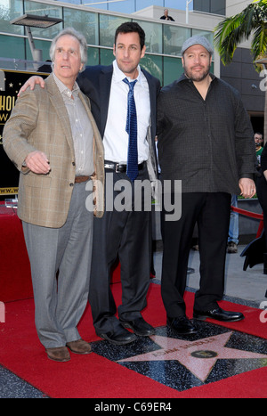 Henry Winkler, Adam Sandler et Kevin James aux arrivées d'étoile sur le Hollywood Walk of Fame Cérémonie pour Adam Sandler, Hollywood Boulevard, Los Angeles, CA, 1 février 2011. Photo par : Elizabeth Goodenough/Everett Collection Banque D'Images