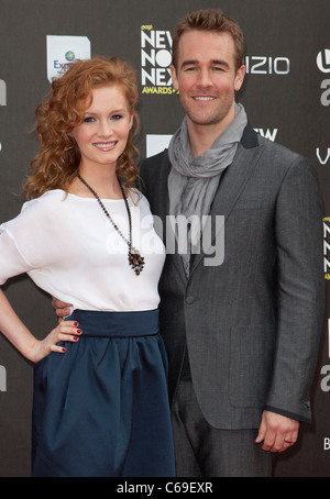 James Van der Beek, Kimberly Brook au niveau des arrivées pour le Logo NOUVEAU MAINTENANT SUIVANT Awards 2011, l'Avalon, Los Angeles, CA, le 7 avril 2011. Photo par : Emiley Schweich/Everett Collection Banque D'Images